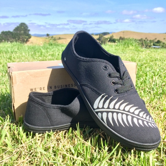 Kiwi Style custom hand painted TOMS - Picture 3 of 6